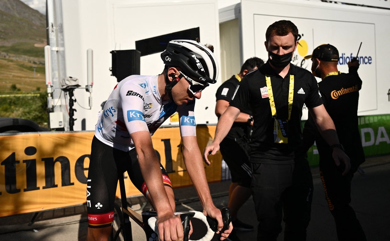 Pogacar se resigna en el Alpe d'Huez