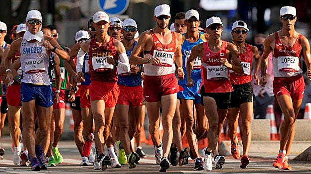 Álvaro Martín, en el centro, durante la prueba masculina