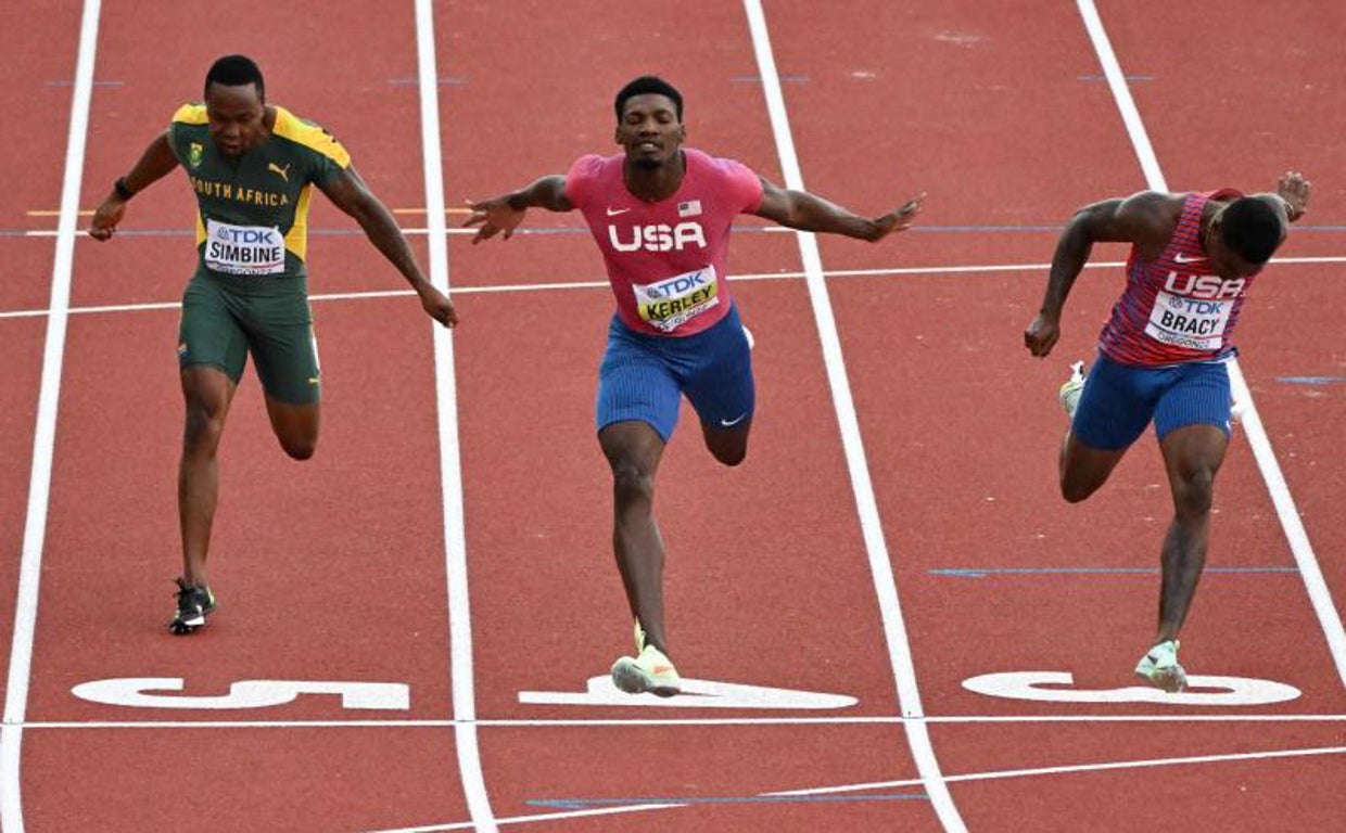 Fred Kerly, en el centro, nuevo campeón mundial de los 100