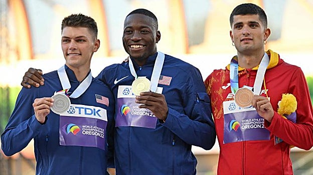 Martínez, en el podio mndialista junto a Holloway, oro, y Cunningham