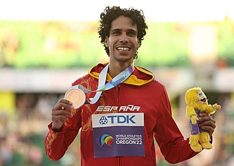 Imagen secundaria 1 - Tres momentos de la final de Katir, en carrera, con la medalla de bronce y en la soledad de la pista