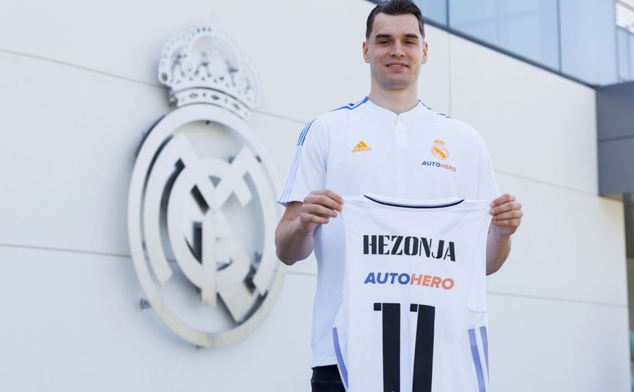 Hezonja posa con su nueva camiseta