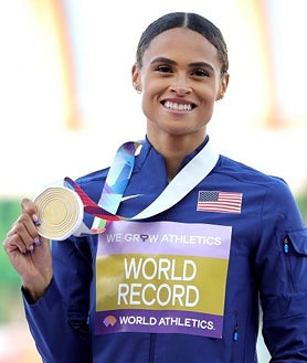 Imagen secundaria 2 - Sydney McLaughlin consigue la perfección: oro y récord estratosférico en los 400 vallas
