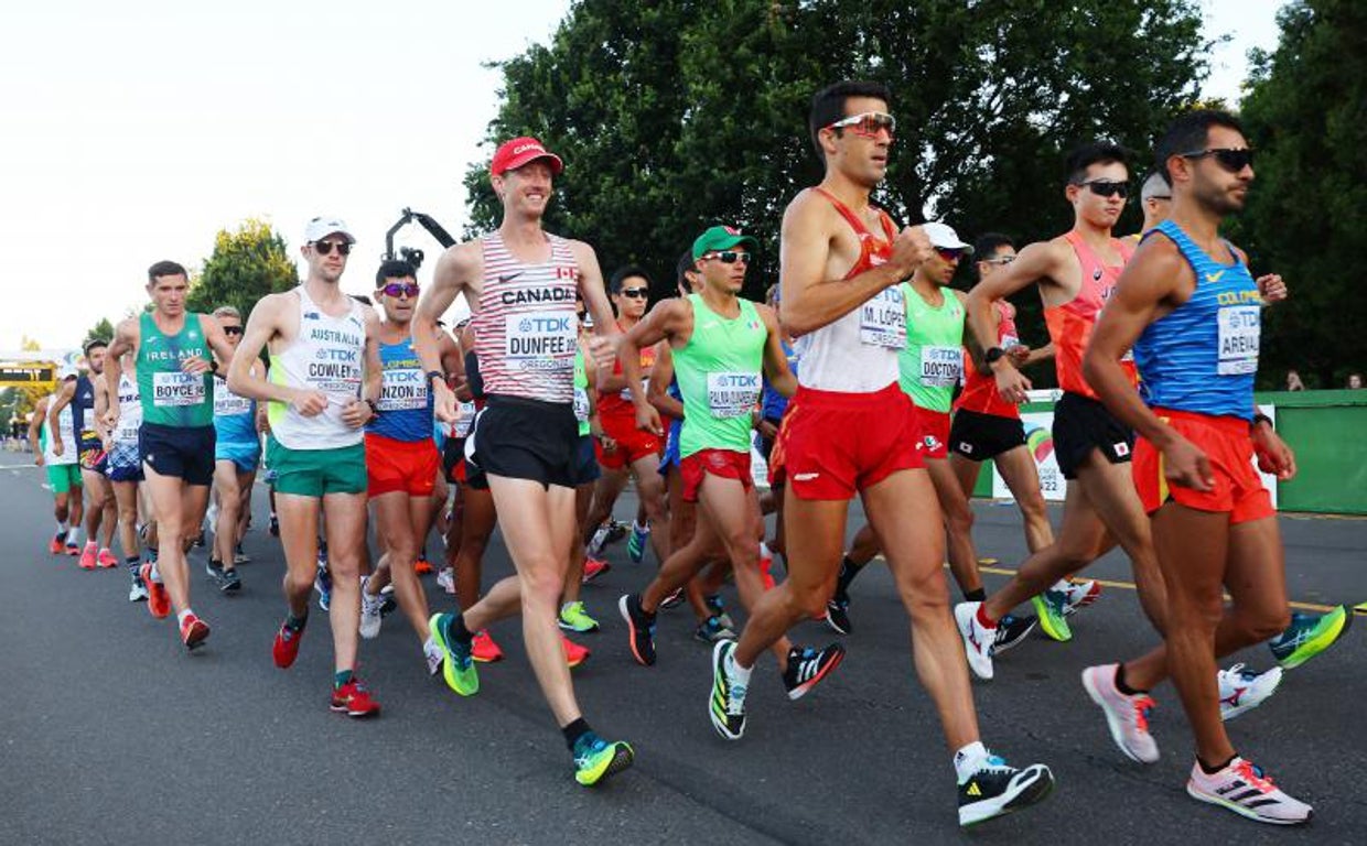 Miguel Ángel López, en primer plano, durante los 35 kilómetros marcha