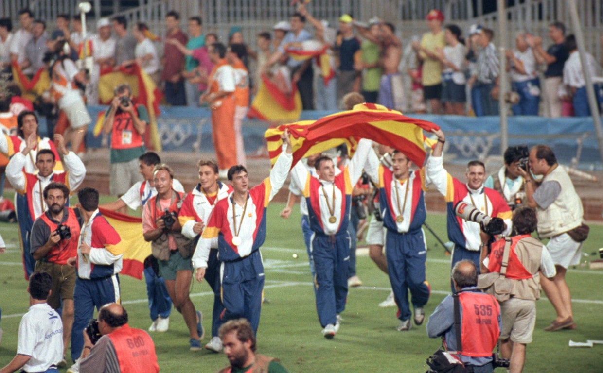 España celebra la medalla de oro en la modalidad de fútbol en los Juegos Olímpicos de Barcelona