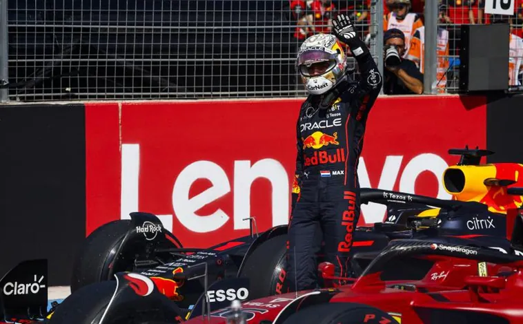 Un abandono de Leclerc le regala la carrera y medio campeonato a Verstappen