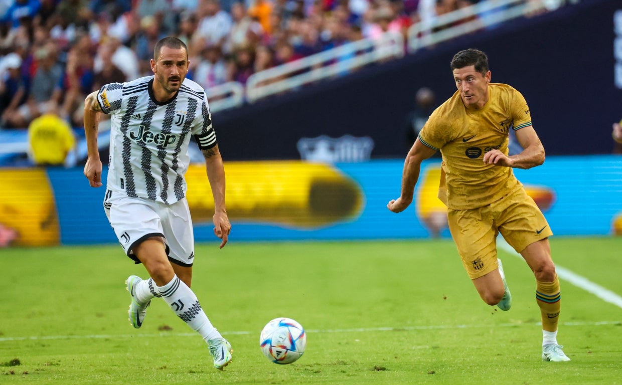 Lewandowski y Bonucci durante el partido