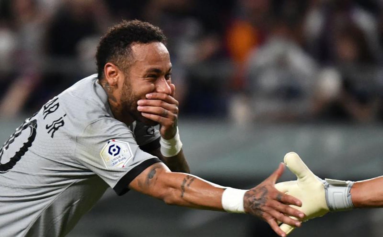 Neymar saluda al portero rival durante un partido del PSG