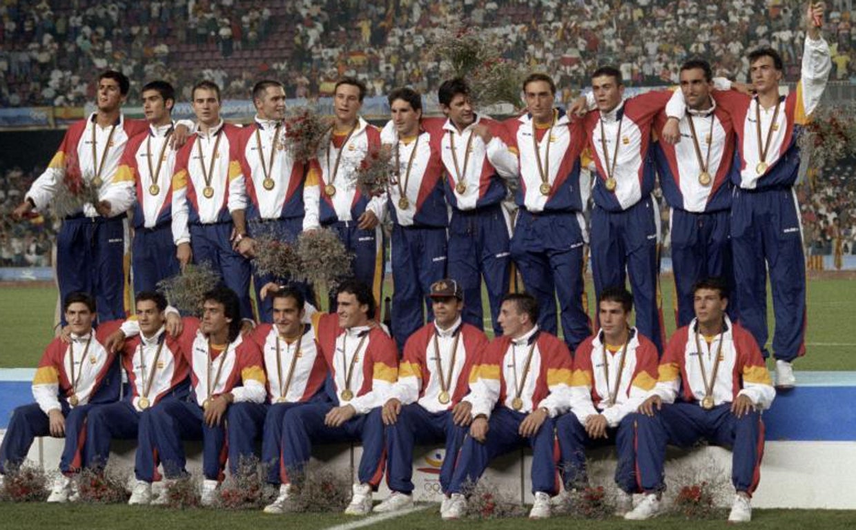 Alfonso, arriba, el quinto por la izquierda, en el podio olímpico de Barcelona 92
