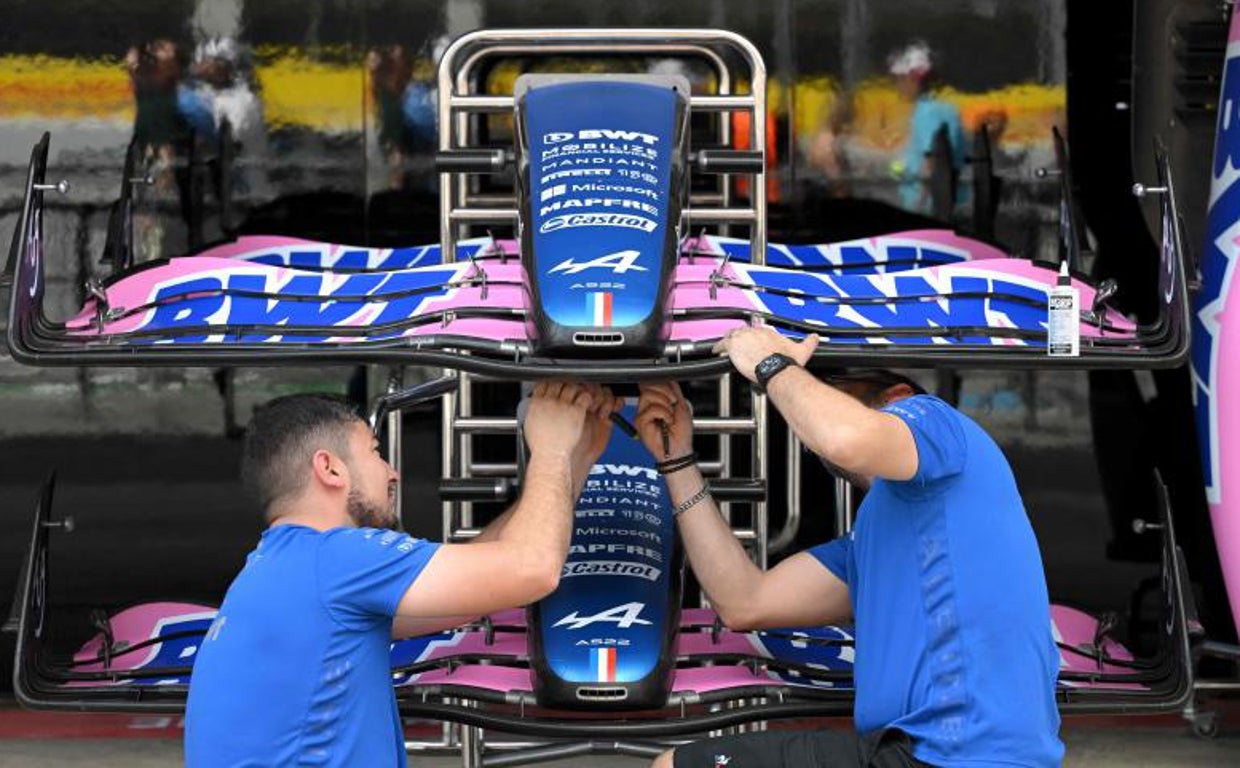 Mecánicos de Alpine trabajan en el coche de Alonso