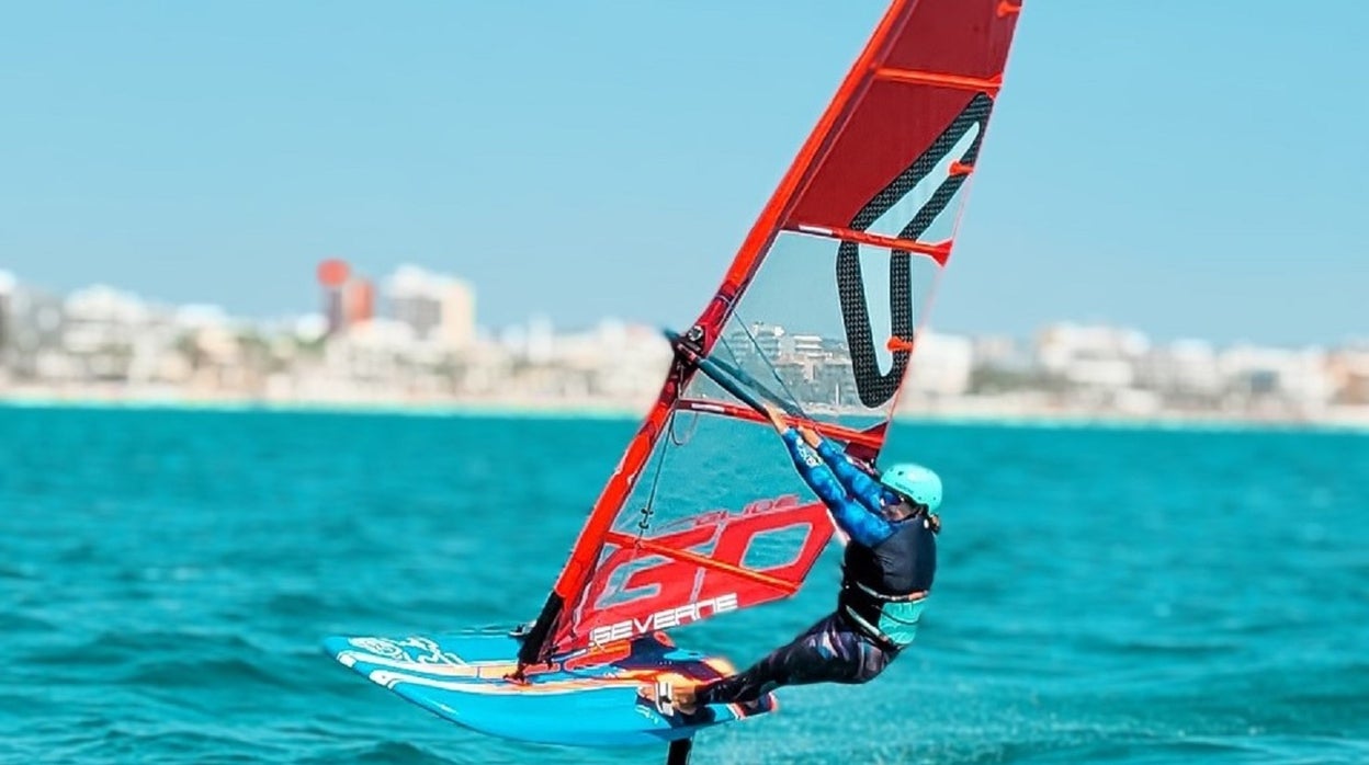 Pilar Lamadrid, la número uno mundial de iQFoil, busca patrocinadores