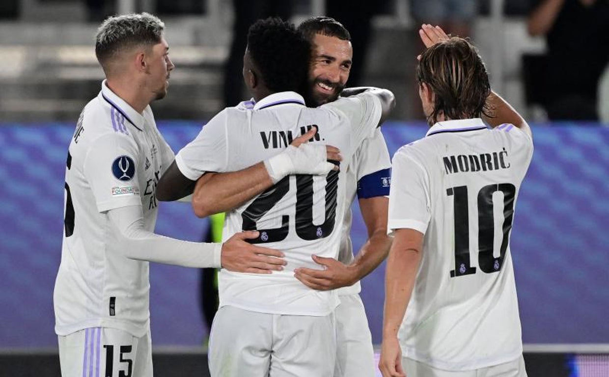 Los jugadores del Madrid felicitan a Benzema tras su gol