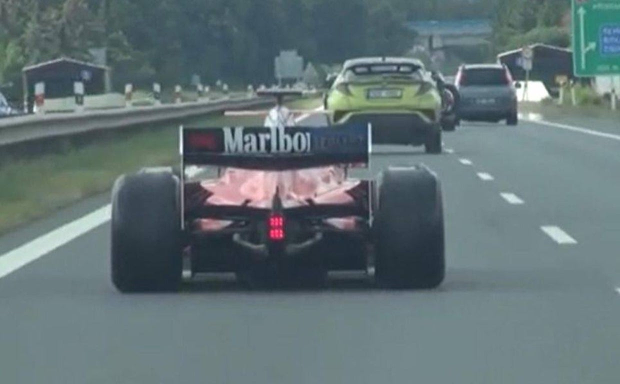 El monoplaza circulando por la autopistas checa