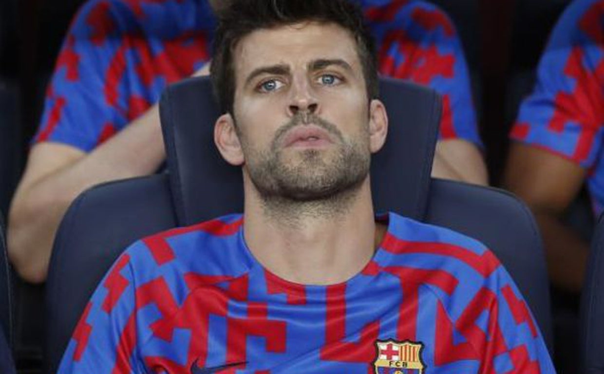 Gerard Pioqué, pensativo, en el banquillo del Camp Nou durante el partido ante el Rayo