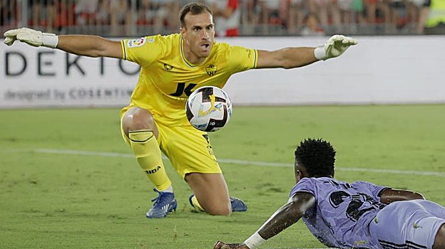 Vinicius, frenado por Fernando, portero del Almería