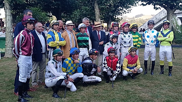 LOS JOCKEYS PARTICIPANTES EN LA COPA DE ORO, EN LA FOTO OFICIAL ANTES DE LA CARRERA