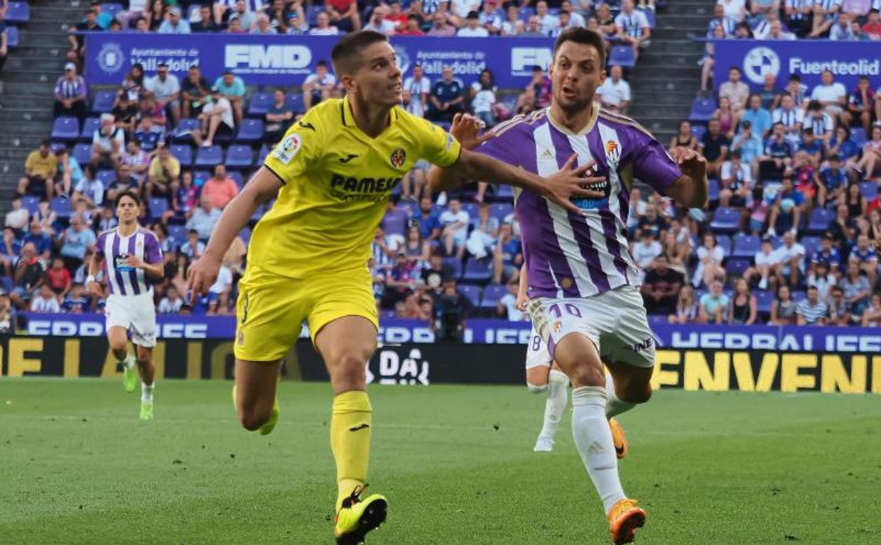 Foyth pelea un balón con Óscar Plano durante el partido del Villarreal ante el Valladolid