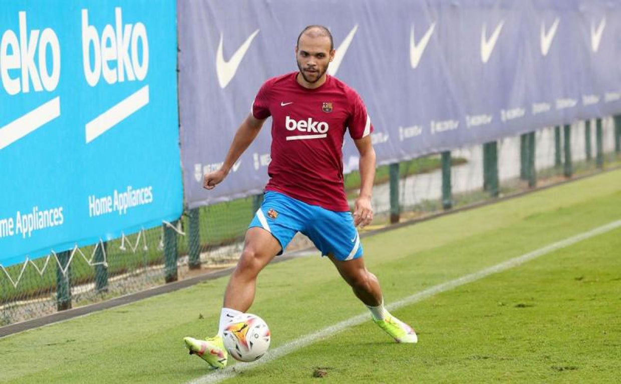 Brairtwaite controla el balón durante un entrenamiento del Barcelona