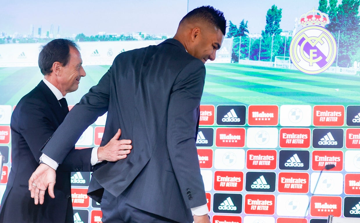 Casemiro, acompañado de Butragueño, en su despedida del Real Madrid