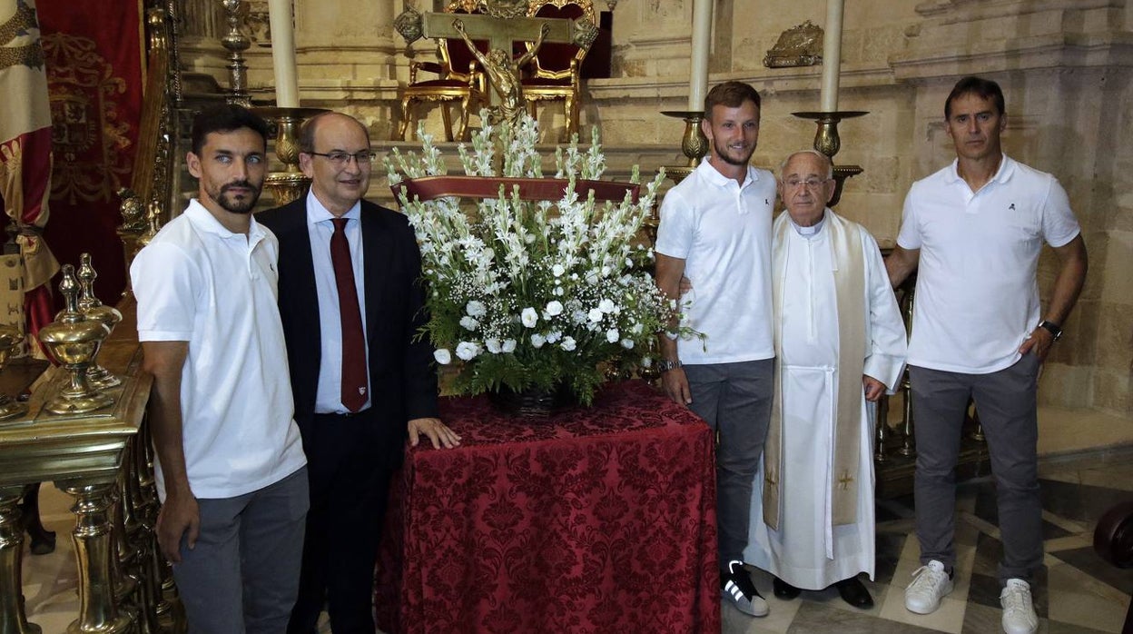 La plantilla del Sevilla FC regresa a la ofrenda floral a la Virgen de los Reyes