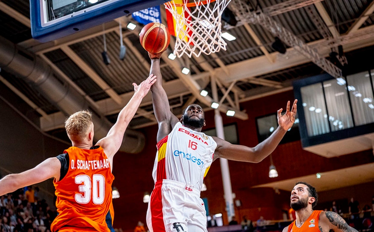 El triple acerca a España al Mundial