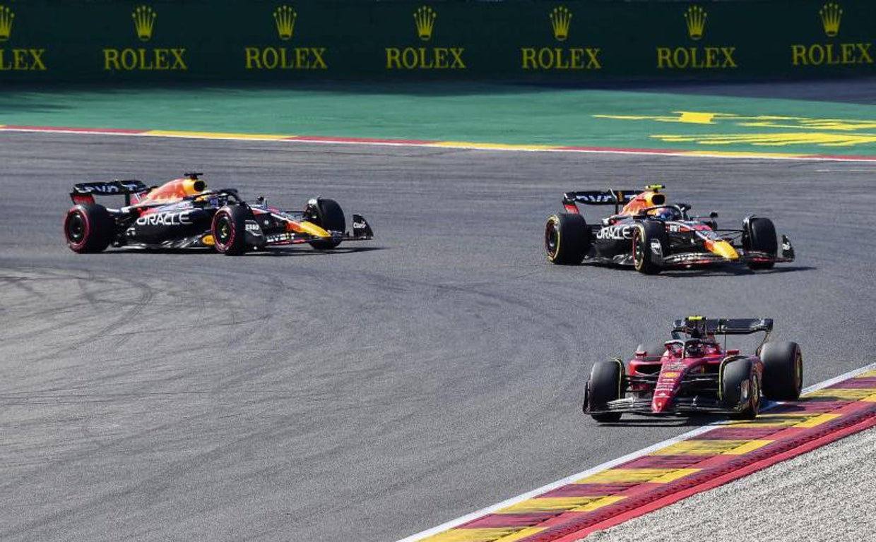 Carlos Sainz se defiende del ataque de los dos Red Bull de Verstappen y Pérez