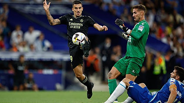 Ceballos se adelanta a Lecomte antes de recibir la patada