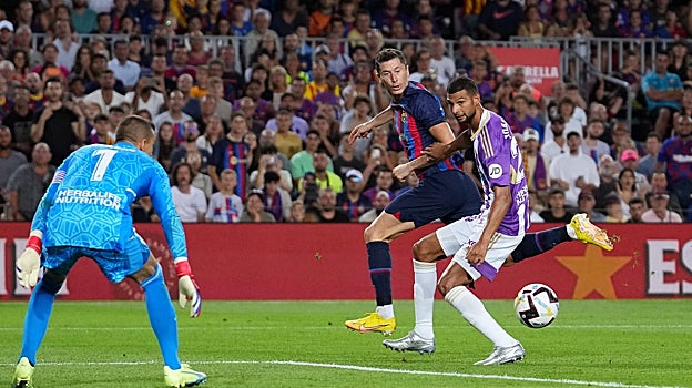 Lewandowski taconea y el balón tropieza en Joaquín