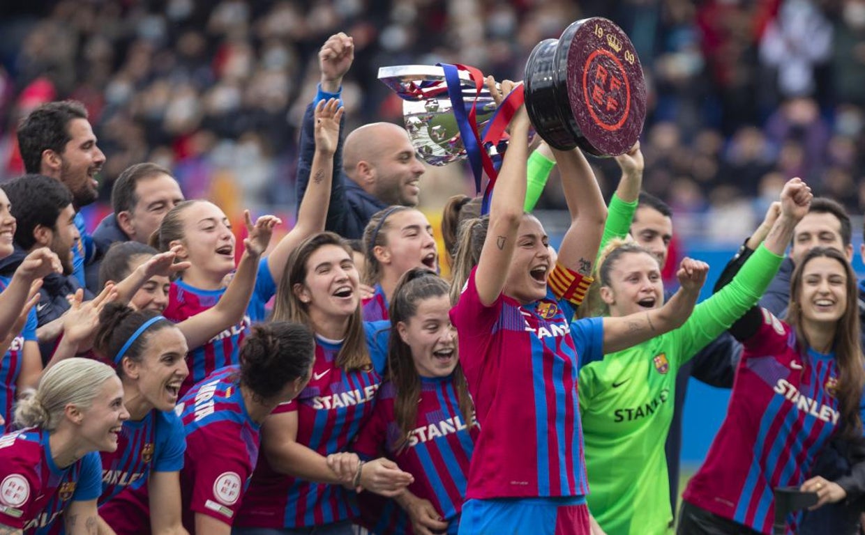 Las jugadoras del Barcelona celebran la consecución de la Liga