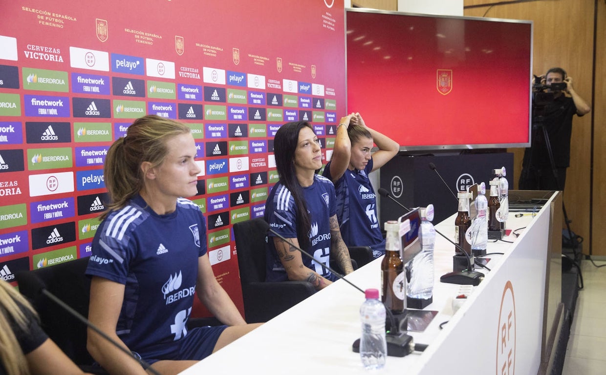 Las capitanas de la selección, durante la comparecencia