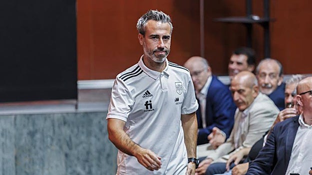 Vilda, antes de atender a los medios de comunicación en Las Rozas