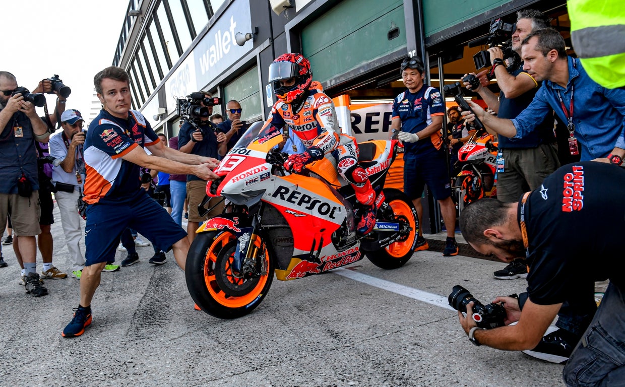 Marc Márquez sale a pista en medio de una gran expectación