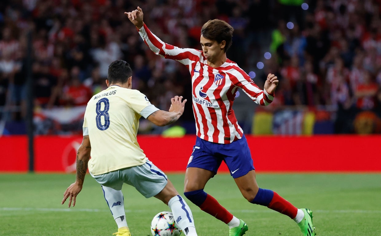 Griezmann da al Atlético la victoria en un agónico descuento