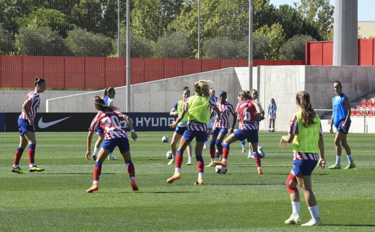 Las jugadoras del Atlético de Madrid y de la Real Sociedad calientan antes del partido