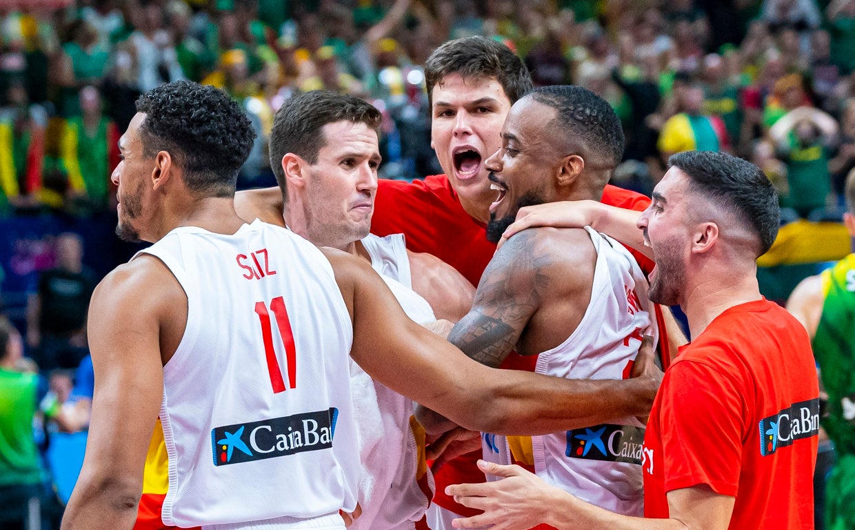Los jugadores de la selección abrazan a Brown tras el partido