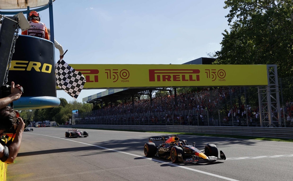 Verstappen, sobre la línea de meta