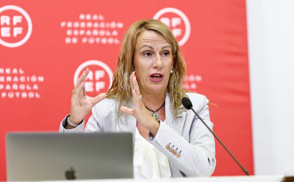 Yolanda Parga, responsable del árbitraje femenino, da explicaciones a la prensa