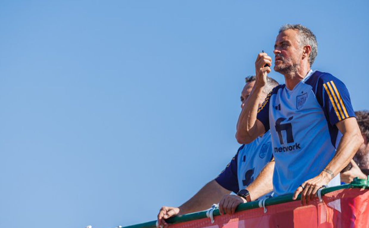 Luis Enrique, dando instrucciones a sus jugadores desde el andamio