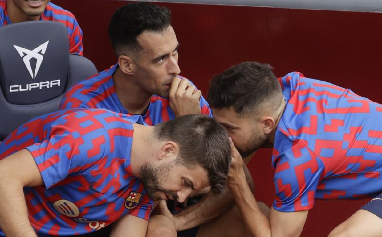 El duro encontronazo entre Xavi y Piqué que condena al central