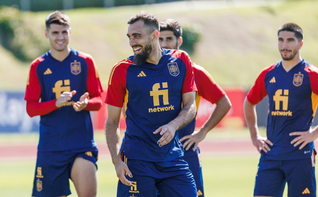 Borja Iglesias, en un entrenamiento de la selección