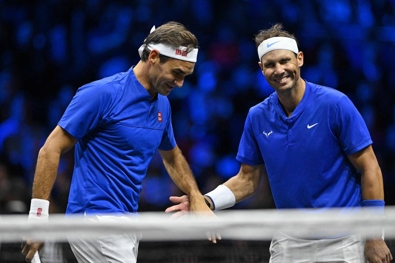 Federer y Nadal celebran con una sonrisa un  punto ganado