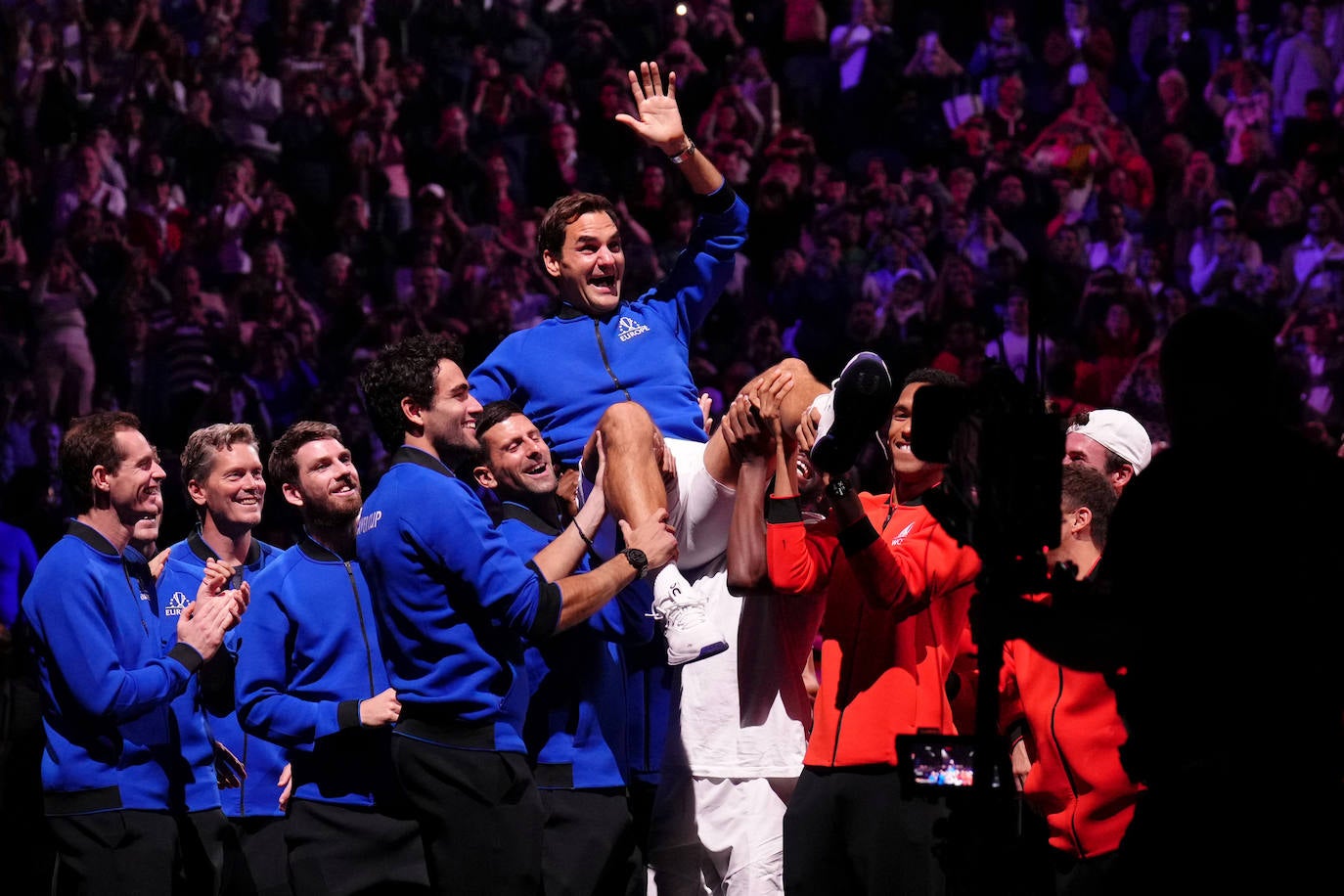 Federer acabó manteado por los componentes de los dos equipos