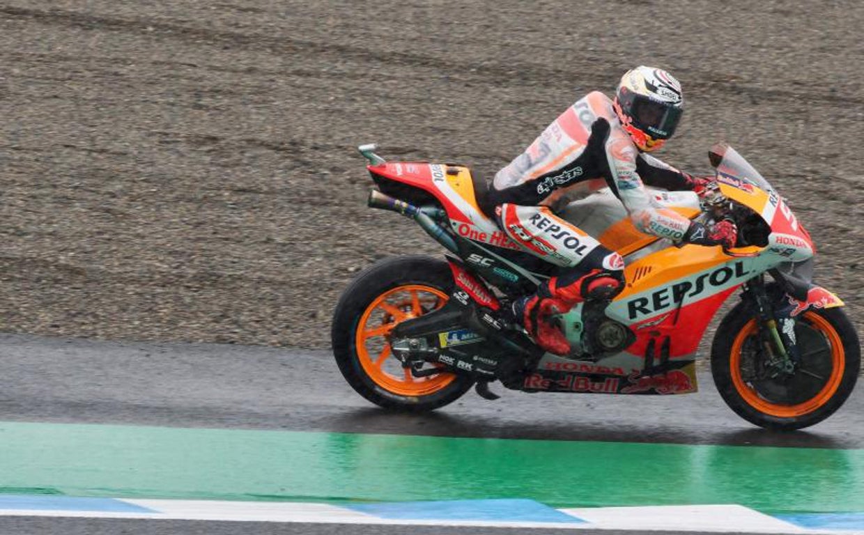 Marc Márquez pilota su Honda sobre el circuito de Motegui