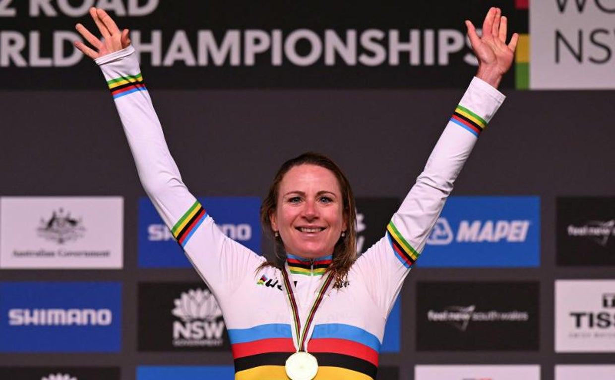 La holandesa Annemiek van Vleuten, en el podio con el oro