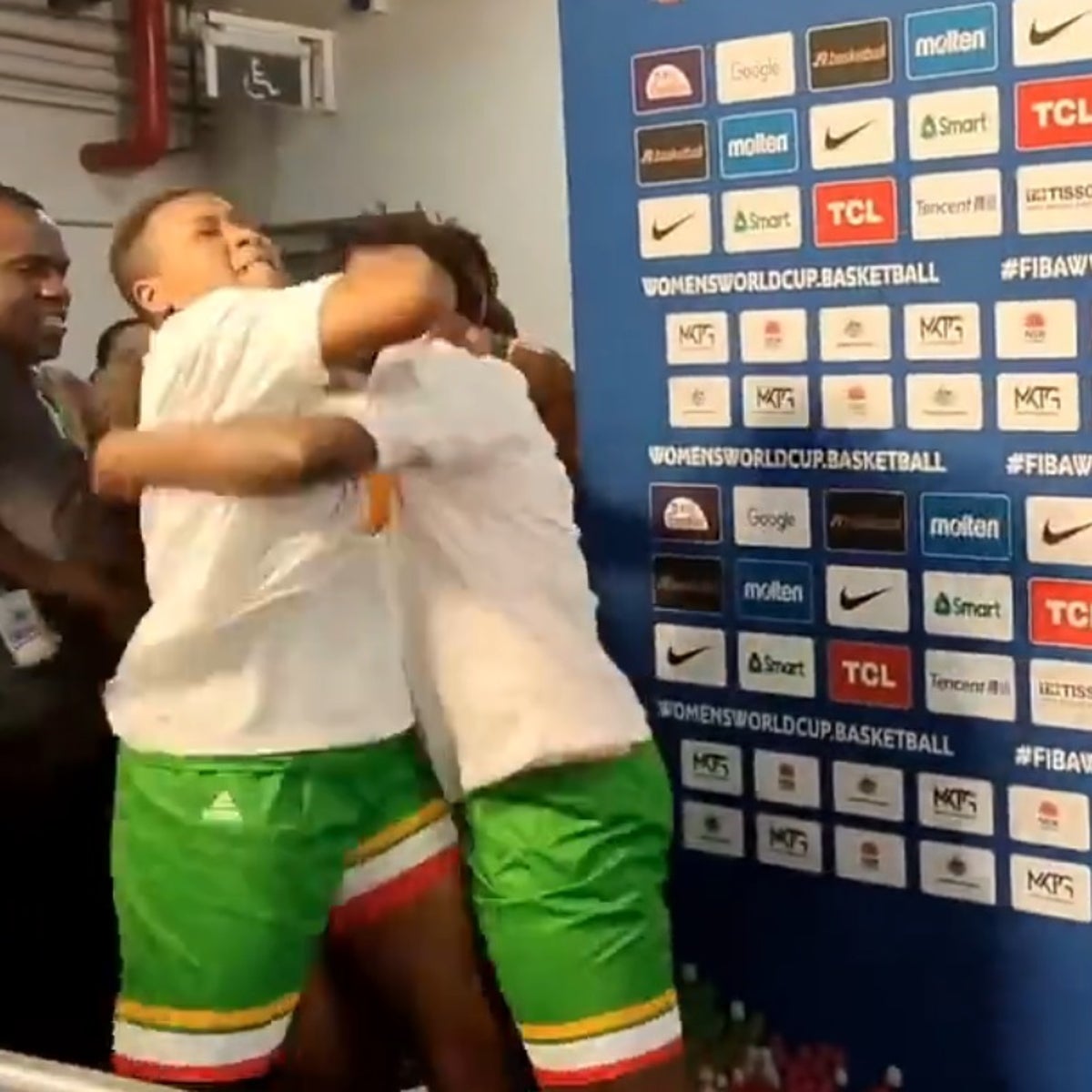 Surrealismo en el Mundial femenino: Pelea en directo entre dos jugadoras de Mali