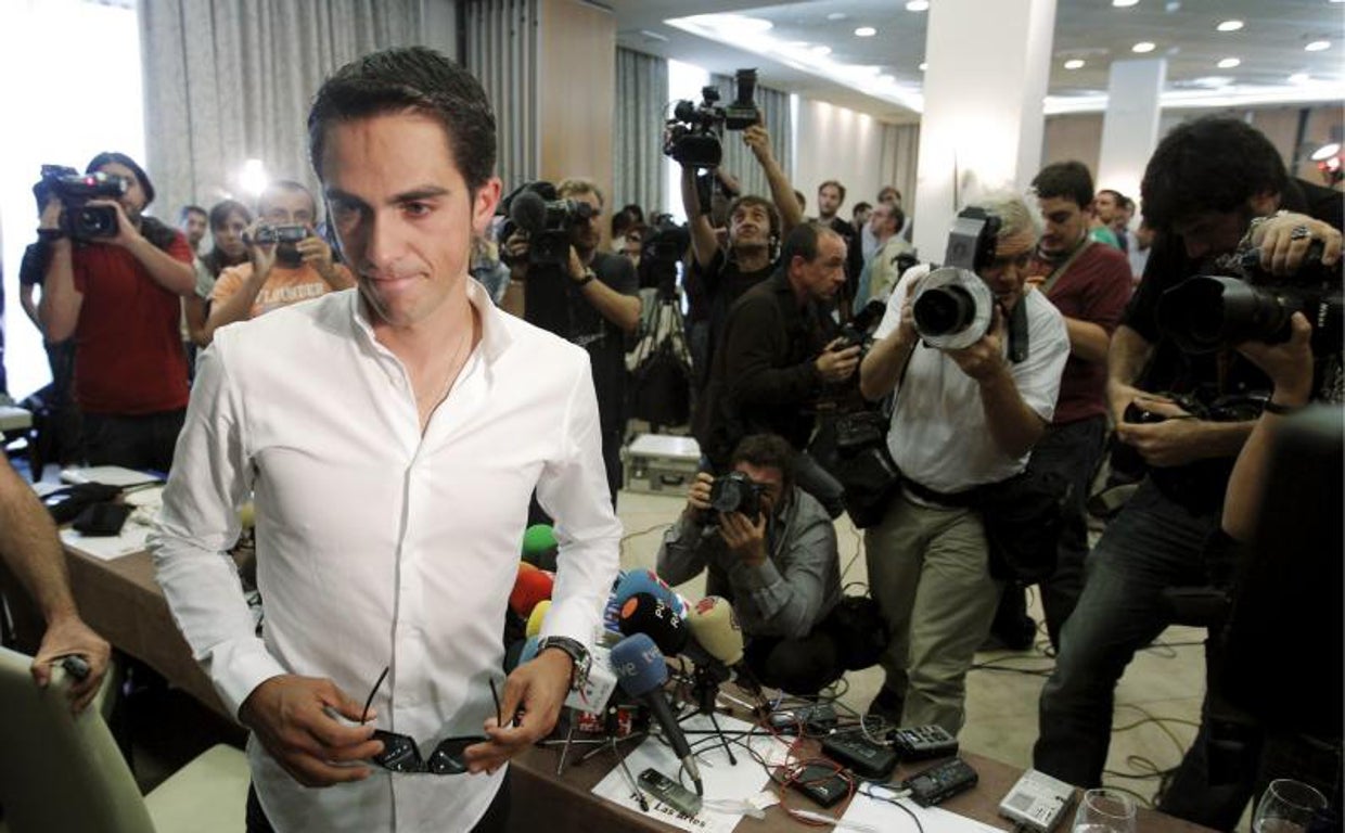 Rueda de prensa de Contador, en 2010, tras conocerse su positivo
