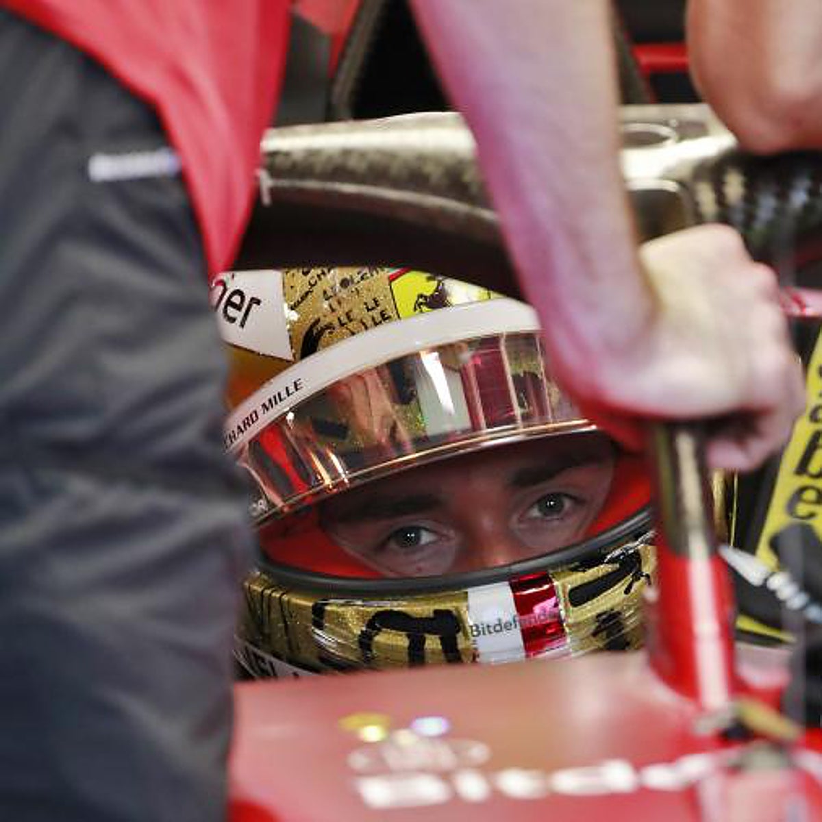 Leclerc logra la pole y se resiste a que Verstappen gane el Mundial