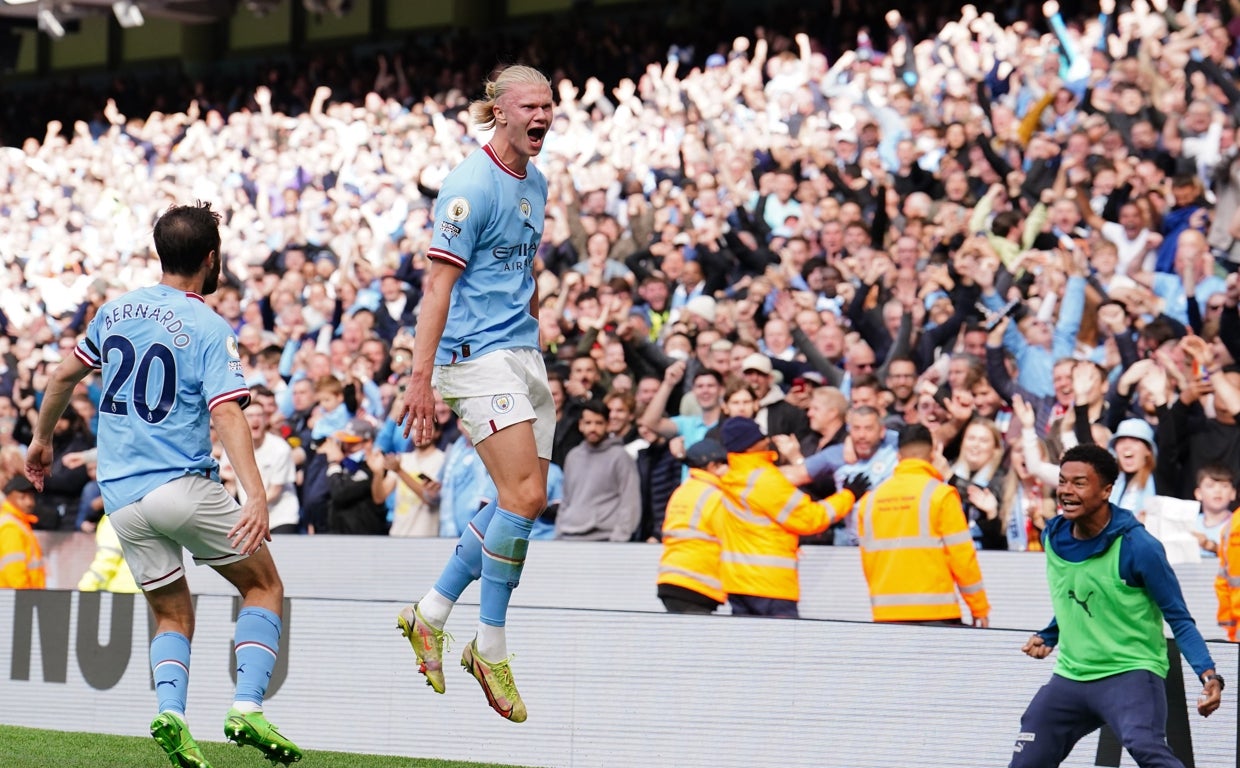 Haaland celebra uno de sus goles al United en el derbi de Mánchester