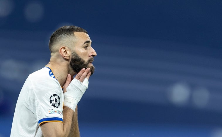 ¿Por qué Benzema juega con la mano vendada?