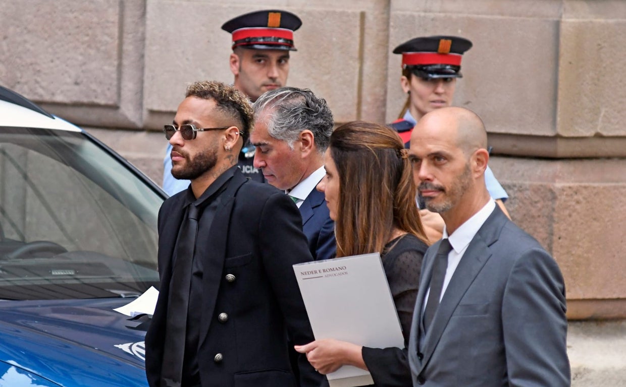 Neymar llega a los Juzgados de Barcelona acompañado por sus abogados